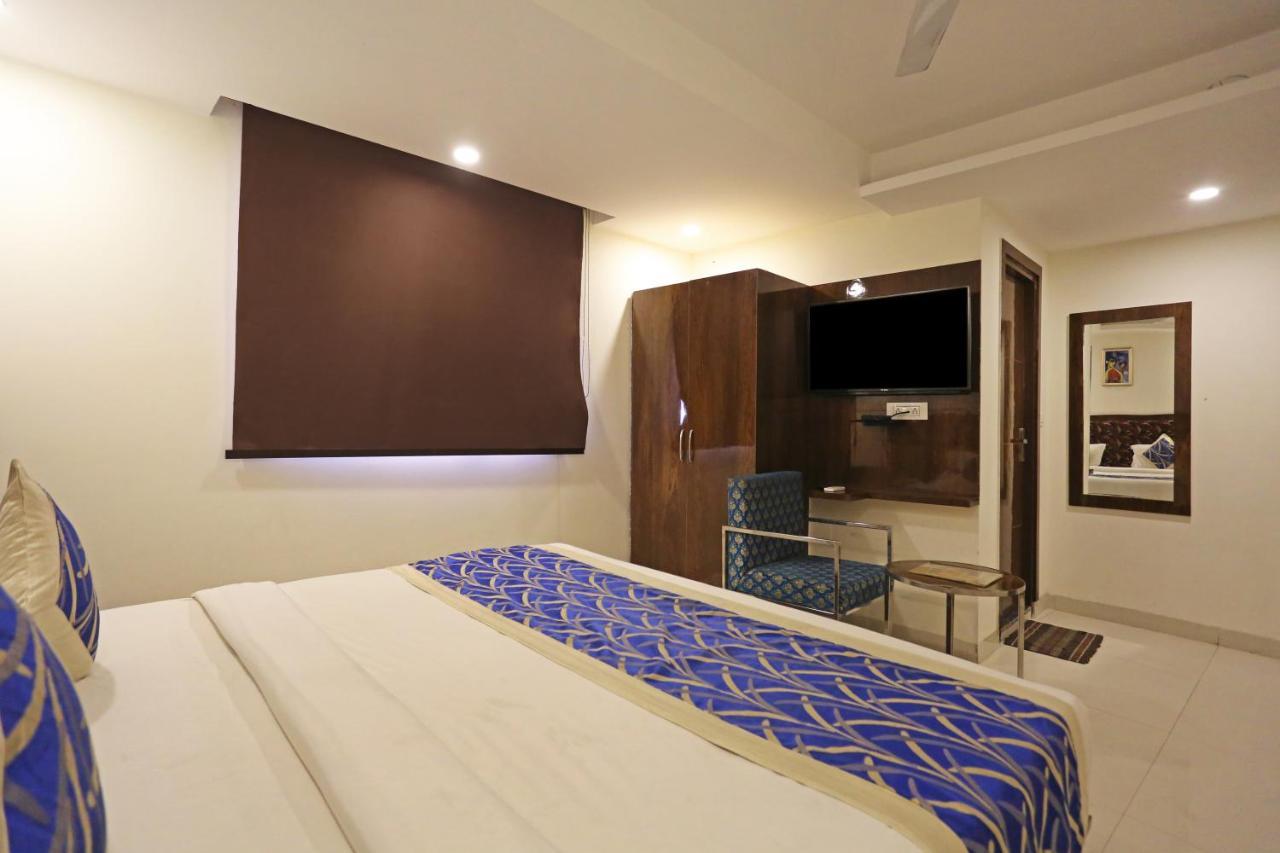 Hotel Emblem Suites- Near Delhi Airport New Delhi Exterior photo