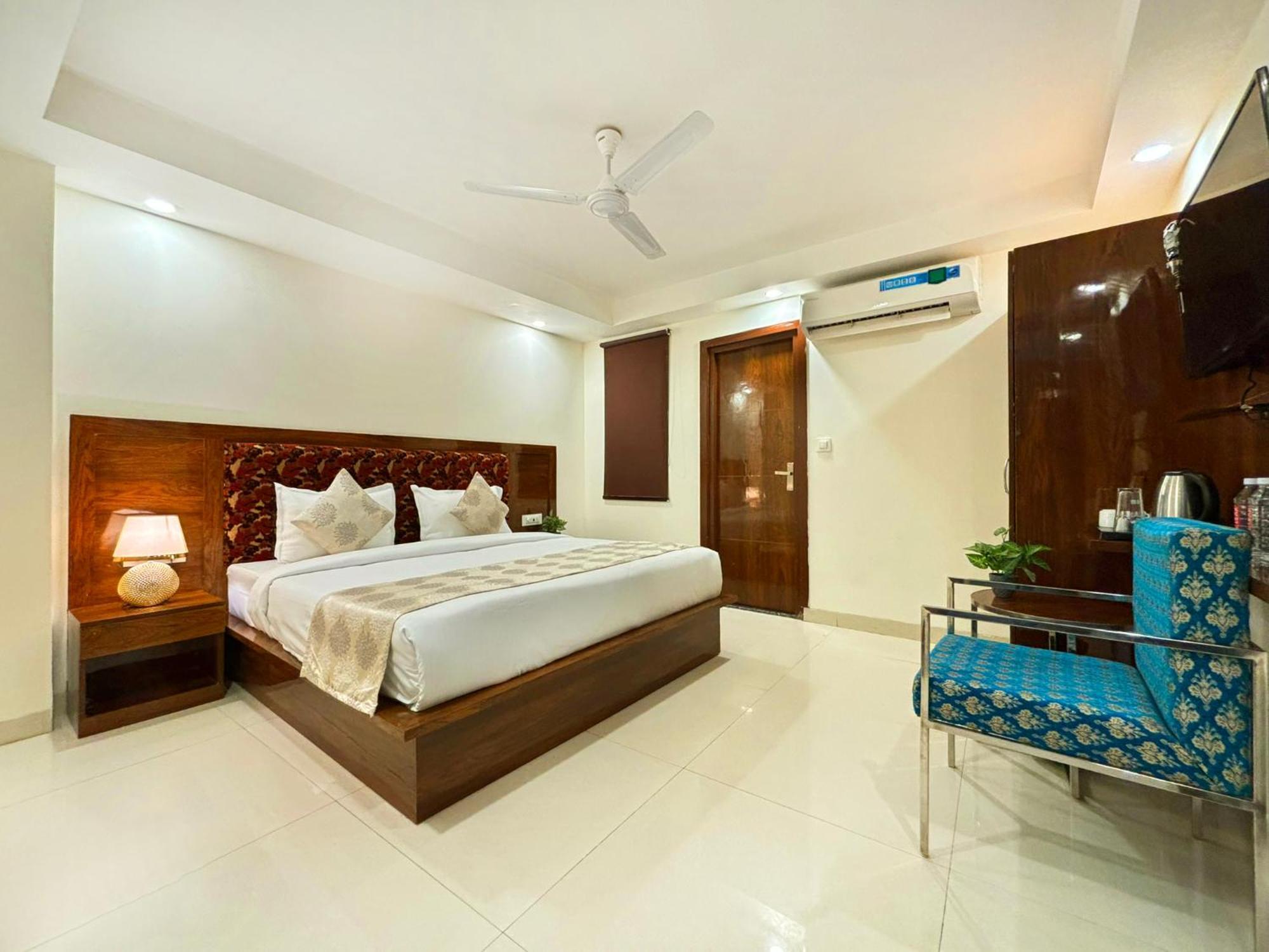 Hotel Emblem Suites- Near Delhi Airport New Delhi Exterior photo