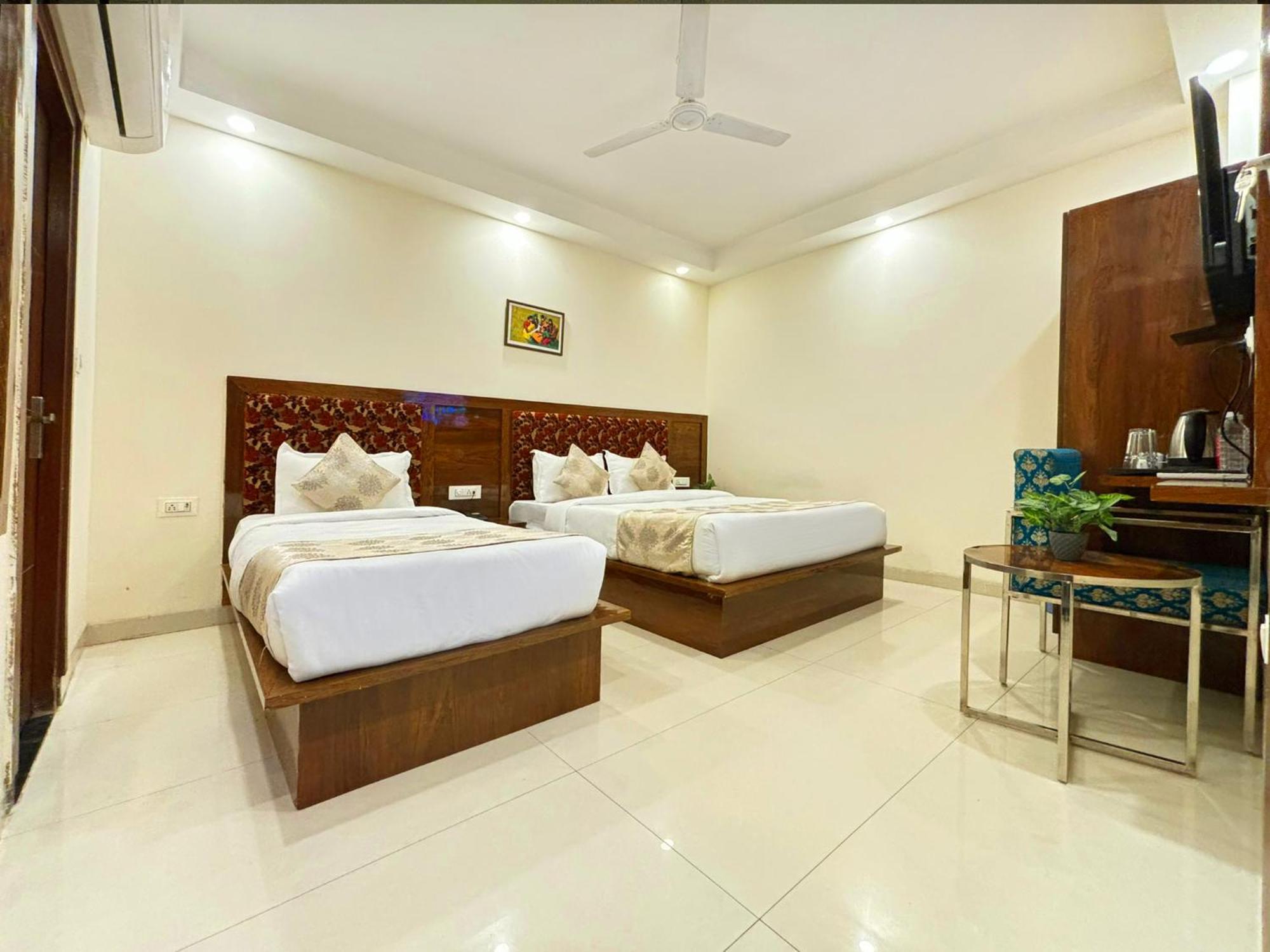 Hotel Emblem Suites- Near Delhi Airport New Delhi Exterior photo