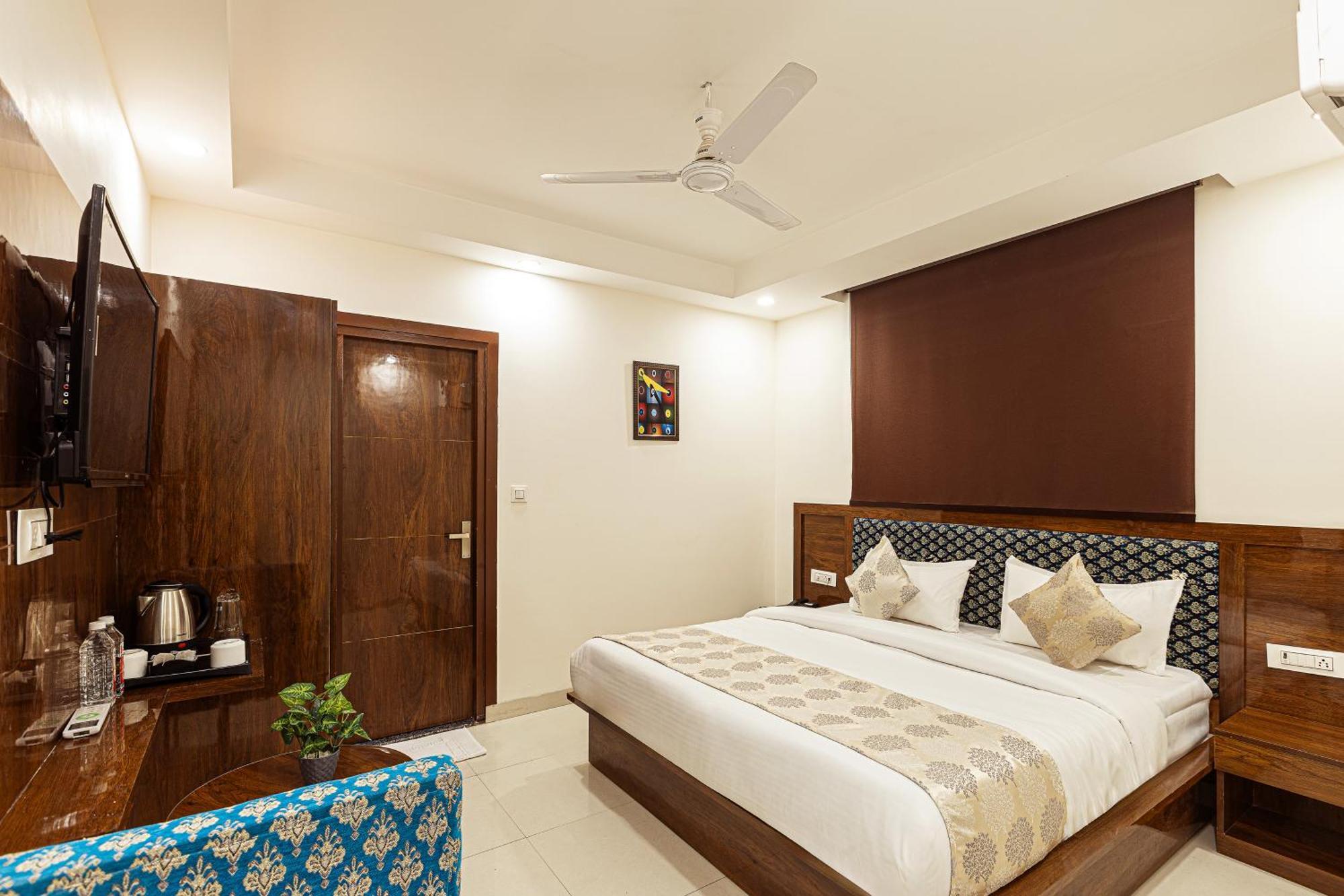 Hotel Emblem Suites- Near Delhi Airport New Delhi Exterior photo